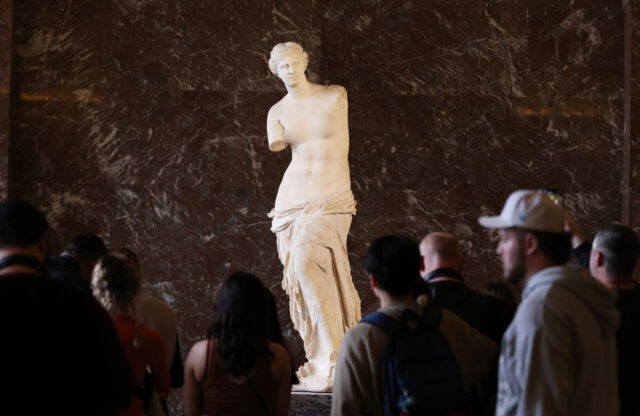 Crowd gathered around the Venus de Milo