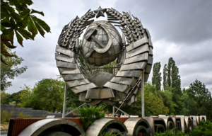 A statue of the Soviet Union sickle and hammer emblem.